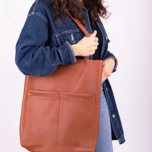 Handbag, tote bag, in leather, cognac color
